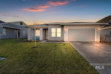 This beautiful single-story Toll Brothers home in Carriage Hill on Hunters Point Golf Club in Idaho - for sale on GolfHomes.com, golf home, golf lot