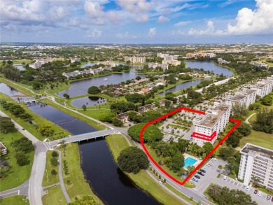 DELUXE CORNER UNIT WITH EXTRA WINDOWS - EASY TO SHOW - ALL AGES on Palm-Aire Country Club and Resort - The Oaks in Florida - for sale on GolfHomes.com, golf home, golf lot
