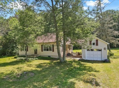 Discover the potential of this 3-bedroom, 1-bath ranch-style on Indian Mountain Golf Course in Pennsylvania - for sale on GolfHomes.com, golf home, golf lot