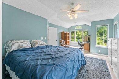 Welcome to this delightful two-bedroom home featuring a on Bella Vista Country Club - Highlands in Arkansas - for sale on GolfHomes.com, golf home, golf lot