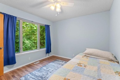 Welcome to this delightful two-bedroom home featuring a on Bella Vista Country Club - Highlands in Arkansas - for sale on GolfHomes.com, golf home, golf lot