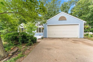 Welcome to this delightful two-bedroom home featuring a on Bella Vista Country Club - Highlands in Arkansas - for sale on GolfHomes.com, golf home, golf lot