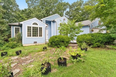 Welcome to this delightful two-bedroom home featuring a on Bella Vista Country Club - Highlands in Arkansas - for sale on GolfHomes.com, golf home, golf lot