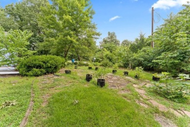 Welcome to this delightful two-bedroom home featuring a on Bella Vista Country Club - Highlands in Arkansas - for sale on GolfHomes.com, golf home, golf lot