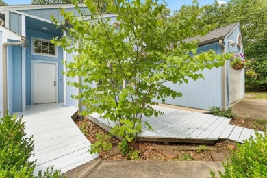 Welcome to this delightful two-bedroom home featuring a on Bella Vista Country Club - Highlands in Arkansas - for sale on GolfHomes.com, golf home, golf lot