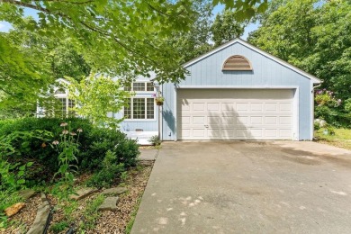 Welcome to this delightful two-bedroom home featuring a on Bella Vista Country Club - Highlands in Arkansas - for sale on GolfHomes.com, golf home, golf lot