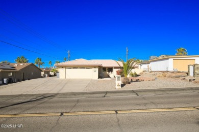 This 3-bedroom, 2-bath pool home is conveniently located in on London Bridge Golf Course in Arizona - for sale on GolfHomes.com, golf home, golf lot