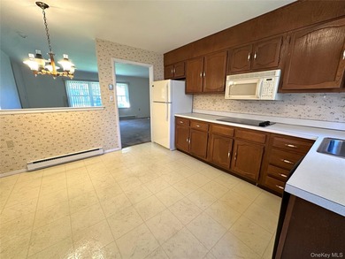 Welcome to this Baronet model that features two spacious on Leisure Village Golf Course in New York - for sale on GolfHomes.com, golf home, golf lot