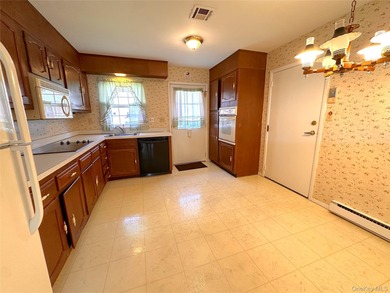 Welcome to this Baronet model that features two spacious on Leisure Village Golf Course in New York - for sale on GolfHomes.com, golf home, golf lot