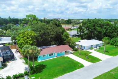 NEW PRICE!! NO HURRICANE DAMAGE OR FLOODING! EXTRAORDINARILY on Jacaranda West Country Club in Florida - for sale on GolfHomes.com, golf home, golf lot
