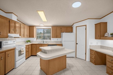 This Extra Clean, Bright home features 3 1/2 yrs old A/C, Metal on Zellwood Station Country Club in Florida - for sale on GolfHomes.com, golf home, golf lot