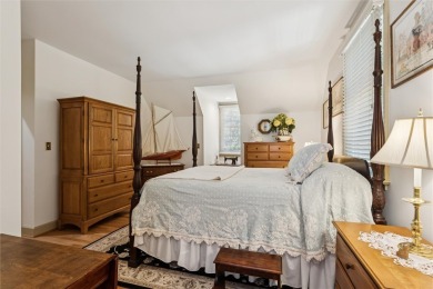 Updated end-unit townhome overlooking the 17th tee of the Blue on Fords Colony Country Club in Virginia - for sale on GolfHomes.com, golf home, golf lot