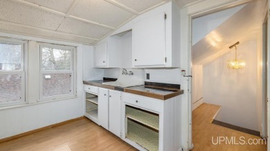 This spacious and charming 4 bedroom, 1.5 bath home is move-in on Pine Grove Country Club in Michigan - for sale on GolfHomes.com, golf home, golf lot