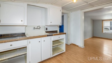 This spacious and charming 4 bedroom, 1.5 bath home is move-in on Pine Grove Country Club in Michigan - for sale on GolfHomes.com, golf home, golf lot