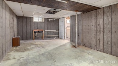 This spacious and charming 4 bedroom, 1.5 bath home is move-in on Pine Grove Country Club in Michigan - for sale on GolfHomes.com, golf home, golf lot
