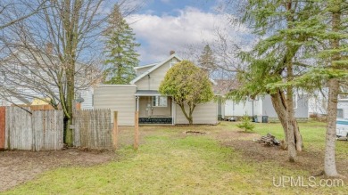 This spacious and charming 4 bedroom, 1.5 bath home is move-in on Pine Grove Country Club in Michigan - for sale on GolfHomes.com, golf home, golf lot