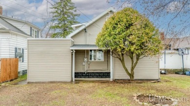 This spacious and charming 4 bedroom, 1.5 bath home is move-in on Pine Grove Country Club in Michigan - for sale on GolfHomes.com, golf home, golf lot