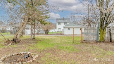 This spacious and charming 4 bedroom, 1.5 bath home is move-in on Pine Grove Country Club in Michigan - for sale on GolfHomes.com, golf home, golf lot