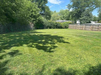 Must see this three bedroom, 1.5 bath home close to golf course on Park Hills Golf Course in Illinois - for sale on GolfHomes.com, golf home, golf lot