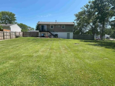 Must see this three bedroom, 1.5 bath home close to golf course on Park Hills Golf Course in Illinois - for sale on GolfHomes.com, golf home, golf lot