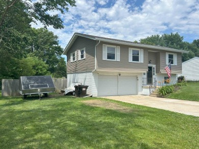 Must see this three bedroom, 1.5 bath home close to golf course on Park Hills Golf Course in Illinois - for sale on GolfHomes.com, golf home, golf lot