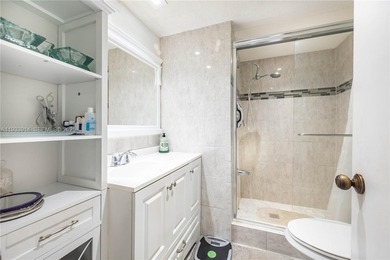 Welcome to this beautifully maintained 2-bedroom, 2-bathroom on Sunrise Lakes Phase III in Florida - for sale on GolfHomes.com, golf home, golf lot