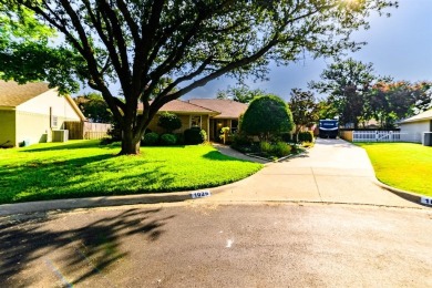 One-owner home in highly sought-after Walnut Creek Valley on Walnut Creek Country Club in Texas - for sale on GolfHomes.com, golf home, golf lot