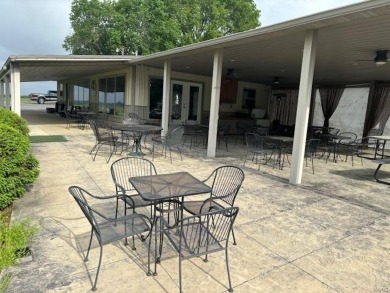 Here is your chance to own a business. This is a fully on Twin Oaks Golf Club in Illinois - for sale on GolfHomes.com, golf home, golf lot