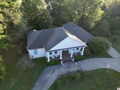 Elegant executive home overlooking Mayfield Graves County on Mayfield-Graves Country Club in Kentucky - for sale on GolfHomes.com, golf home, golf lot