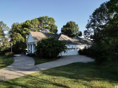Elegant executive home overlooking Mayfield Graves County on Mayfield-Graves Country Club in Kentucky - for sale on GolfHomes.com, golf home, golf lot