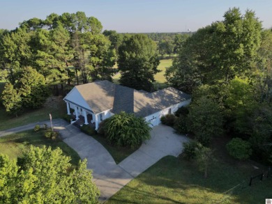 Elegant executive home overlooking Mayfield Graves County on Mayfield-Graves Country Club in Kentucky - for sale on GolfHomes.com, golf home, golf lot