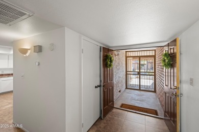 Move in ready 2 bed, 2 bath, single level home in Ahwatukee! on Ahwatukee Country Club in Arizona - for sale on GolfHomes.com, golf home, golf lot