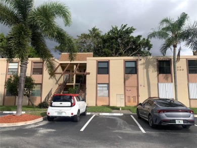 Charming and roomy 2 bedroom 2 bath condo with enclosed porch on Oriole Golf and Tennis Club in Florida - for sale on GolfHomes.com, golf home, golf lot