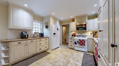 WELCOME TO COUNTRY CLUB ESTATES! This STUNNING 4 BEDROOM, 4 BATH on  in Kentucky - for sale on GolfHomes.com, golf home, golf lot