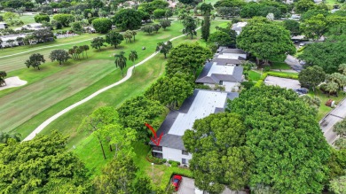 Welcome to Hunters Run Country Club! This 2 bedroom, 2 bathroom on Hunters Run Golf and Country Club in Florida - for sale on GolfHomes.com, golf home, golf lot