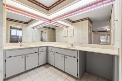 Welcome to this well maintained 2-bedroom, 2-bathroom on Oak Hills Country Club in Florida - for sale on GolfHomes.com, golf home, golf lot