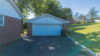 Two bedroom, 1.5-bath brick home offering 1,680 sq ft of on Calvert City Golf and Country Club in Kentucky - for sale on GolfHomes.com, golf home, golf lot