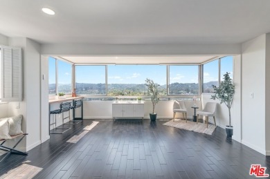 STUNNING NORTH FACING CONDO IN THE COMSTOCK! This beautifully on Los Angeles Country Club in California - for sale on GolfHomes.com, golf home, golf lot