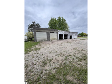 Don't miss this spacious 2,520 sq ft home located on 2.89 acres on The Pines Golf Course at Lake Isabella in Michigan - for sale on GolfHomes.com, golf home, golf lot
