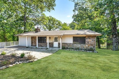 Charming home in the Shropshire Subdivision. Discover this on Bella Vista Country Club - Kingswood in Arkansas - for sale on GolfHomes.com, golf home, golf lot