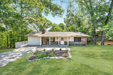 Charming home in the Shropshire Subdivision. Discover this on Bella Vista Country Club - Kingswood in Arkansas - for sale on GolfHomes.com, golf home, golf lot