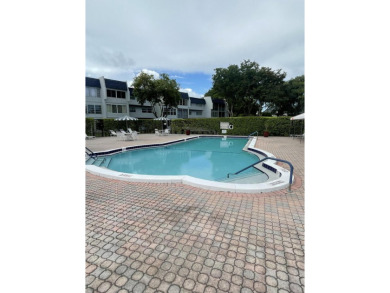 PRICED TO SELL! Make it your own! MOVE-IN READY, Fresh paint on Oriole Golf and Tennis Club in Florida - for sale on GolfHomes.com, golf home, golf lot