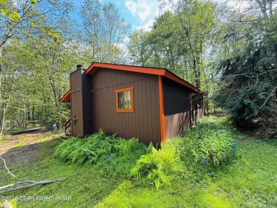 Welcome to this cozy 2-bedroom, 1-bath ranch home nestled in the on Pocono Farms Country Club in Pennsylvania - for sale on GolfHomes.com, golf home, golf lot