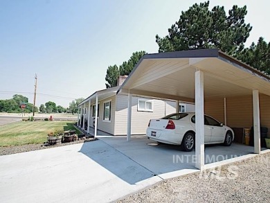 Beautifully remodeled single level home in a prime location of on Rolling Hills Golf Course in Idaho - for sale on GolfHomes.com, golf home, golf lot