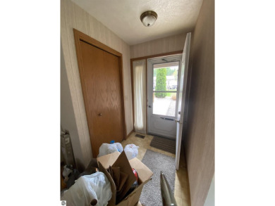 This is a great deal for a 4 bedroom, 3 bath condo just minutes on Crown Golf Course in Michigan - for sale on GolfHomes.com, golf home, golf lot