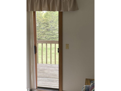 This is a great deal for a 4 bedroom, 3 bath condo just minutes on Crown Golf Course in Michigan - for sale on GolfHomes.com, golf home, golf lot