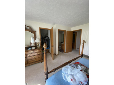 This is a great deal for a 4 bedroom, 3 bath condo just minutes on Crown Golf Course in Michigan - for sale on GolfHomes.com, golf home, golf lot