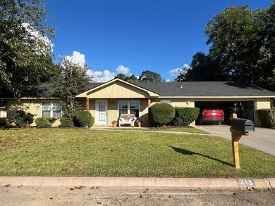 Beautiful family home in PAR Village! If you like to golf, fish on P.A.R. Country Club in Texas - for sale on GolfHomes.com, golf home, golf lot