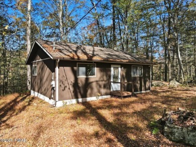 Dreaming of a Pocono escape without the hefty price tag? This on The Hideout Golf in Pennsylvania - for sale on GolfHomes.com, golf home, golf lot