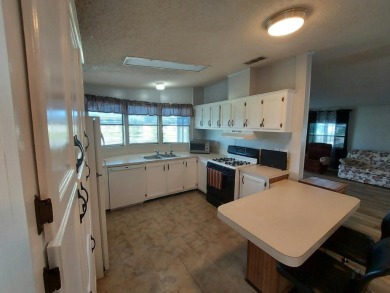 Air conditioned lanai & screened in porch are 2 ways to enjoy on Lakes at Leesburg Golf Course in Florida - for sale on GolfHomes.com, golf home, golf lot